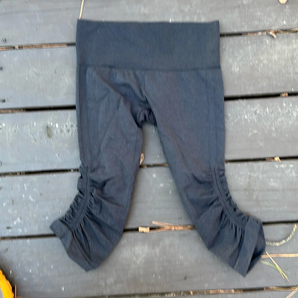 Lululemon black ribbed capris (see measurements)